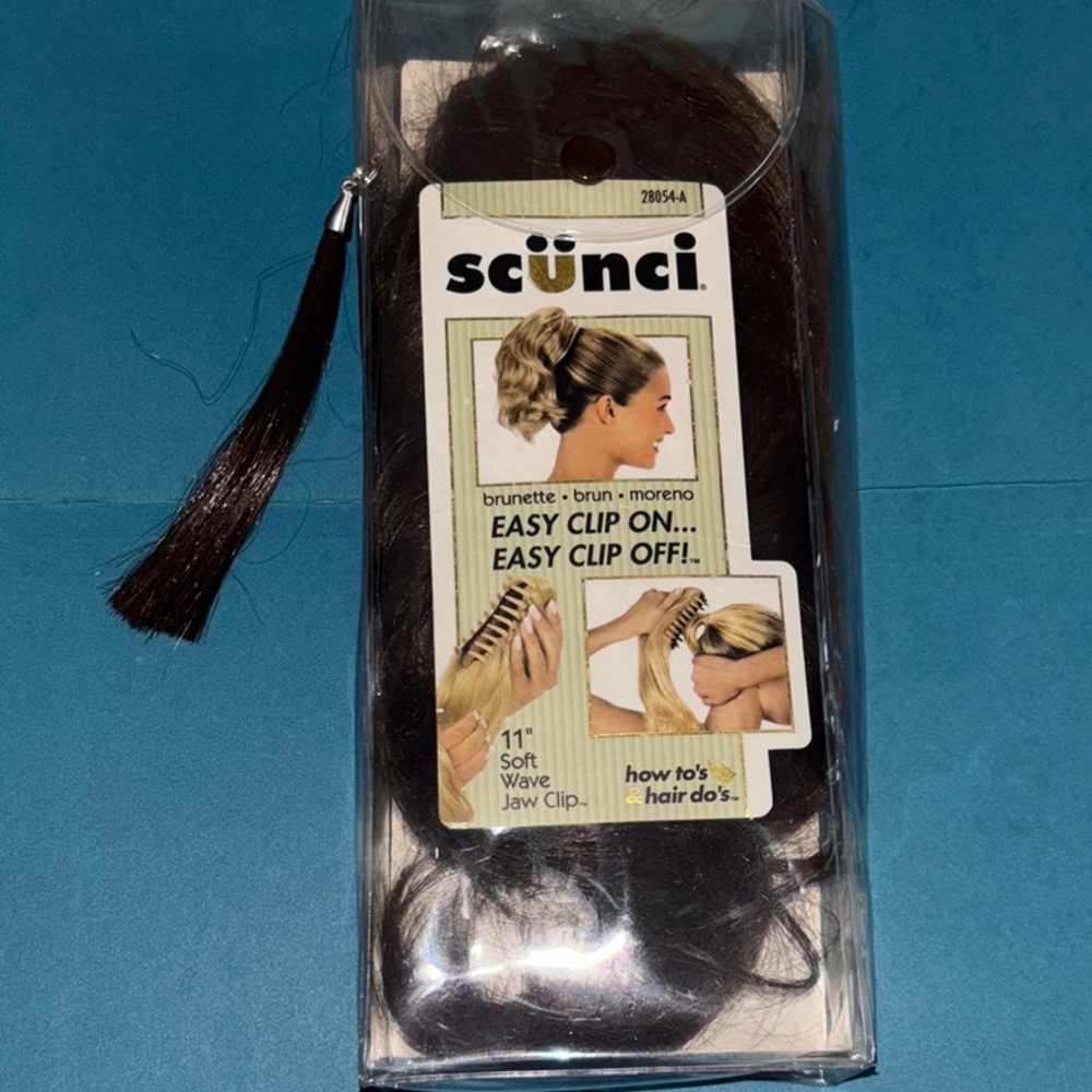 Scunci Brunette Jaw Clip 11” soft wave